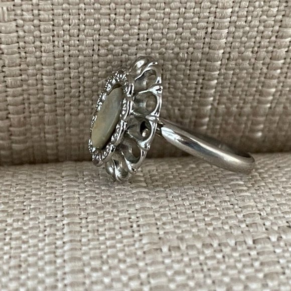 Women Ring Fashion Jewelry Silver Tone MOP Crystals Accent Ring Size 6-7 - Picture 10 of 10